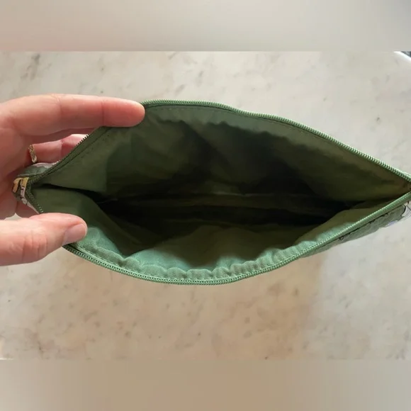 NWT Vera Bradley Essential Medium Pouch “Dog Park” Pattern - Picture 3 of 4